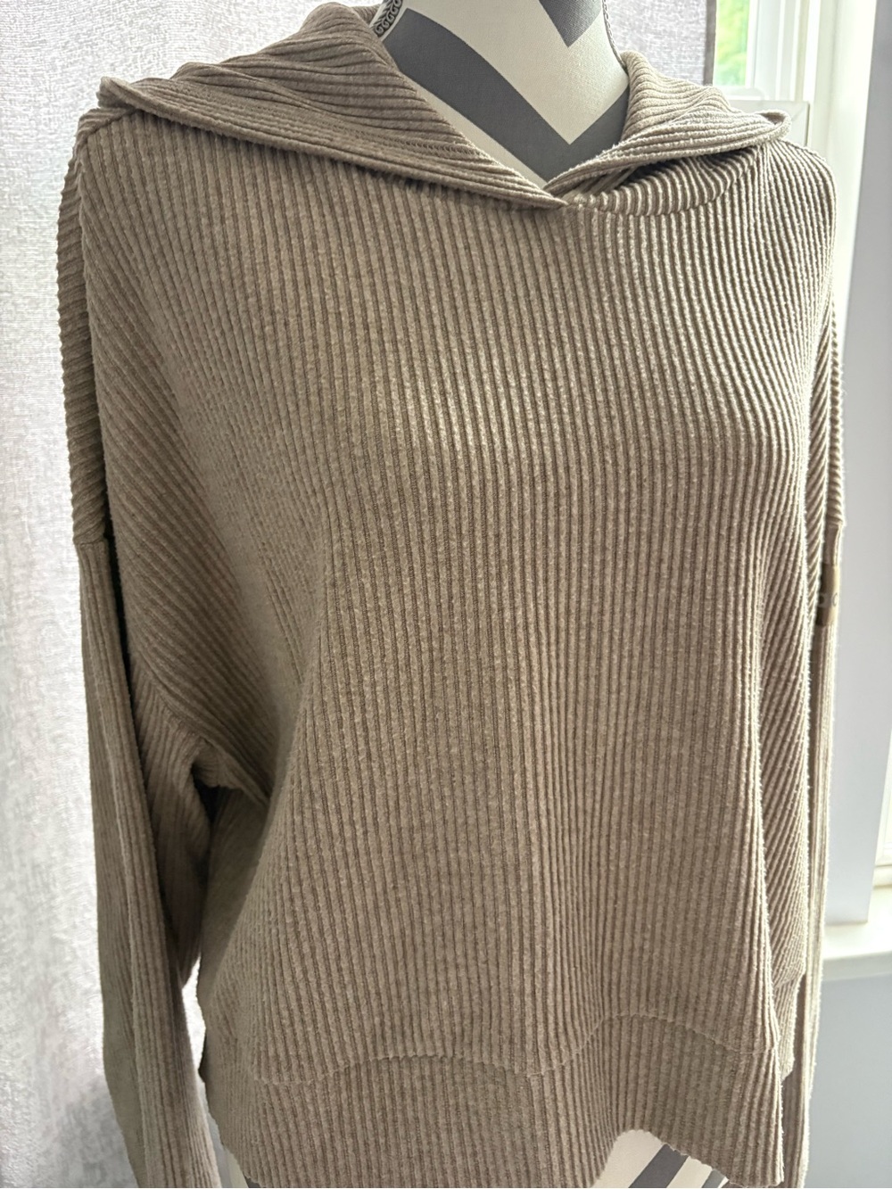 ALO Yoga Muse Cropped Hoodie in Gravel Heather - Picture 4 of 7
